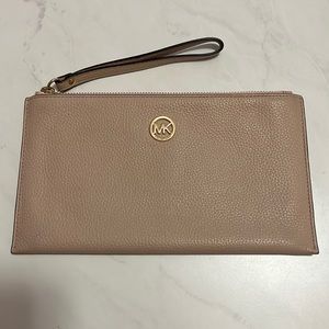 Michael Kors leather jet set wristlet